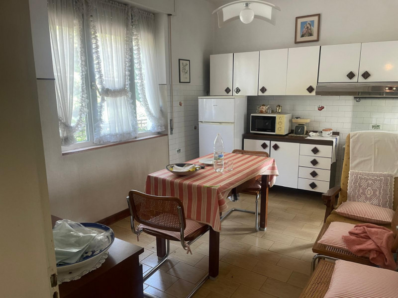 In zona residenziale e comoda a tutti i servizi, proponiamo casa singola disposta su tre piani co...
