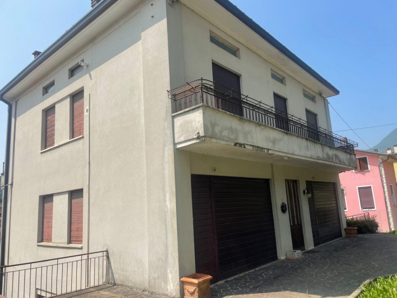 In zona residenziale e comoda a tutti i servizi, proponiamo casa singola disposta su tre piani co...