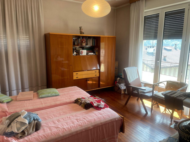 In zona residenziale e comoda a tutti i servizi, proponiamo casa singola disposta su tre piani co...