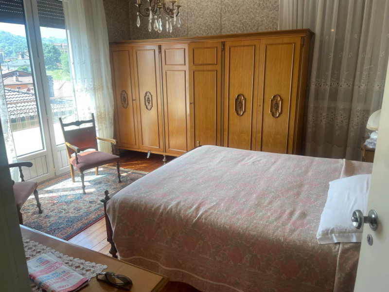 In zona residenziale e comoda a tutti i servizi, proponiamo casa singola disposta su tre piani co...