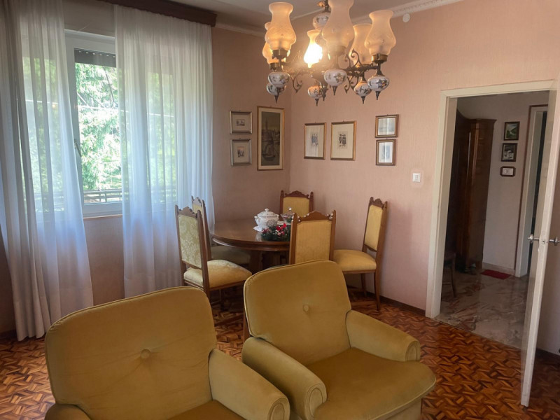 In zona residenziale e comoda a tutti i servizi, proponiamo casa singola disposta su tre piani co...