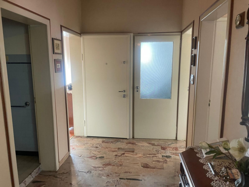 In zona residenziale e comoda a tutti i servizi, proponiamo casa singola disposta su tre piani co...