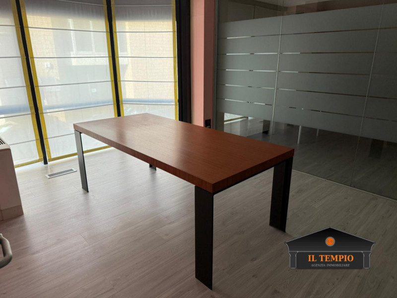 VICENZA – VIALE TRENTO / ZONA PISCINE
UFFICIO DI RAPPRESENTANZA ARREDATO – 350 MQ – DISPONIBILE D...