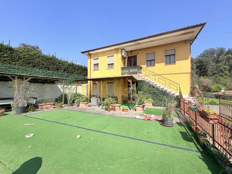 Se stai cercando un appartamento che unisca comfort e bellezza naturale, questo trilocale di 90 m...