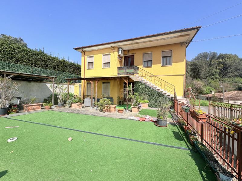 Se stai cercando un appartamento che unisca comfort e bellezza naturale, questo trilocale di 90 m...