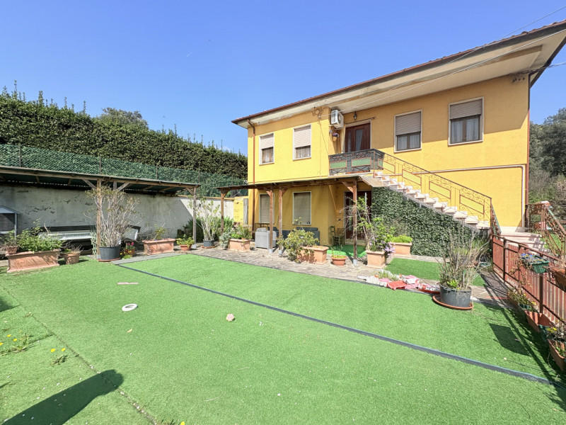 Se stai cercando un appartamento che unisca comfort e bellezza naturale, questo trilocale di 90 m...