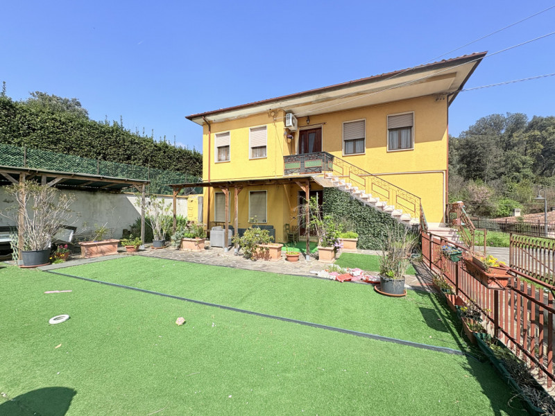 Se stai cercando un appartamento che unisca comfort e bellezza naturale, questo trilocale di 90 m...