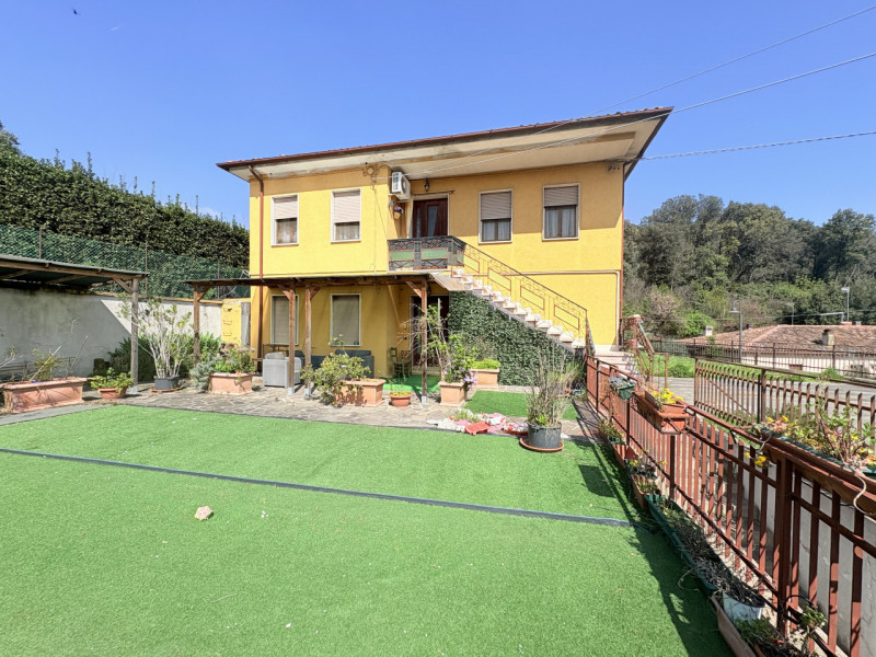 Se stai cercando un appartamento che unisca comfort e bellezza naturale, questo trilocale di 90 m...