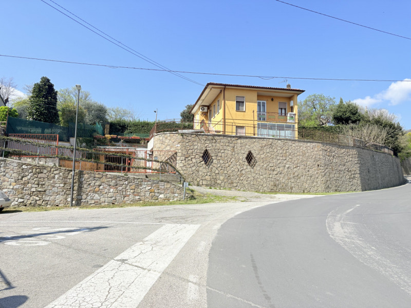Se stai cercando un appartamento che unisca comfort e bellezza naturale, questo trilocale di 90 m...