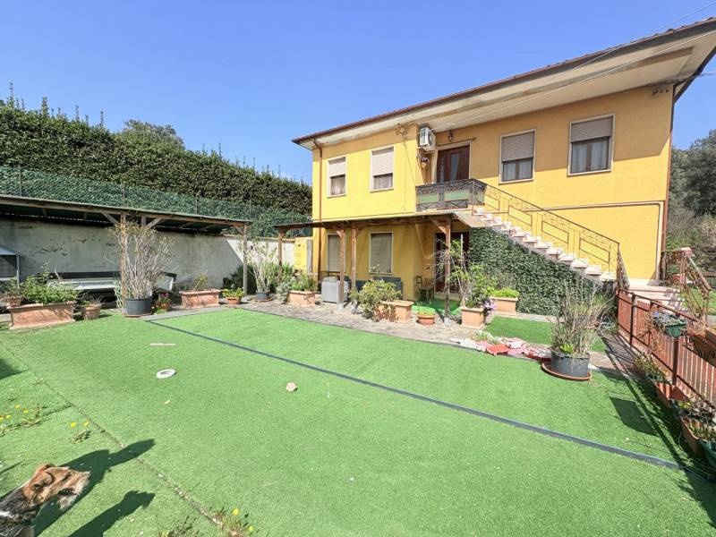 Se stai cercando un appartamento che unisca comfort e bellezza naturale, questo trilocale di 90 m...