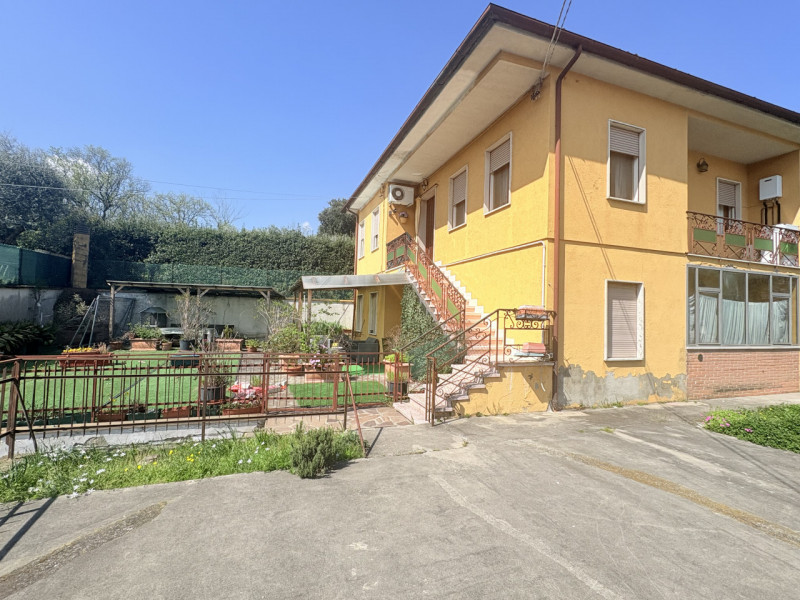 Se stai cercando un appartamento che unisca comfort e bellezza naturale, questo trilocale di 90 m...