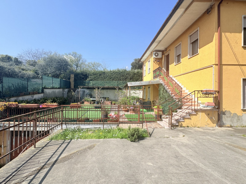 Se stai cercando un appartamento che unisca comfort e bellezza naturale, questo trilocale di 90 m...