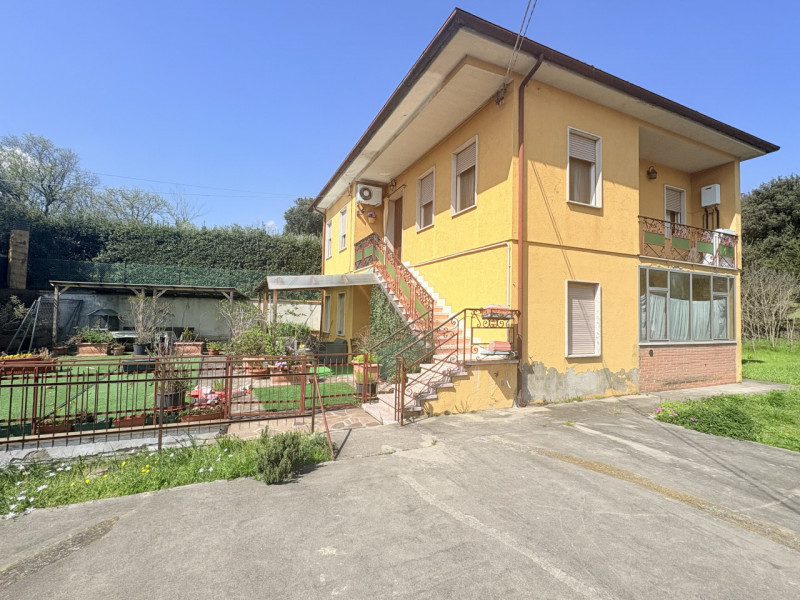 Se stai cercando un appartamento che unisca comfort e bellezza naturale, questo trilocale di 90 m...