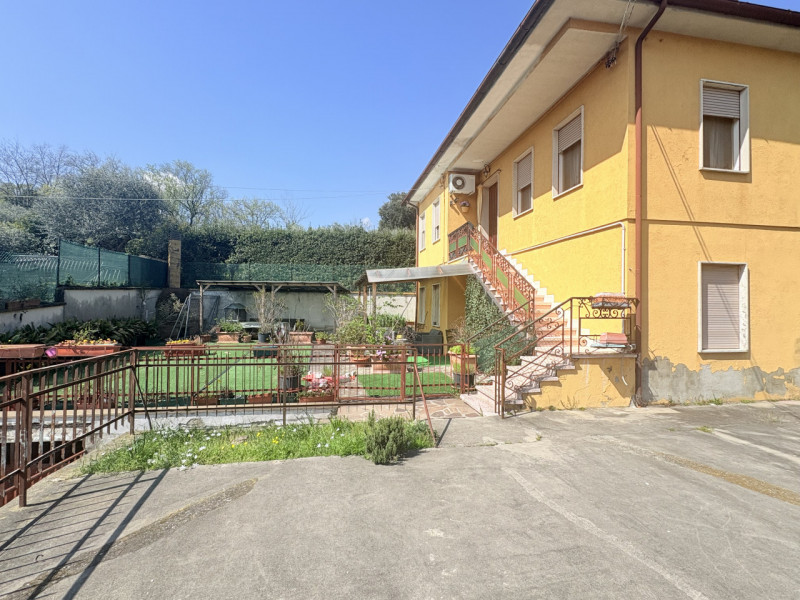 Se stai cercando un appartamento che unisca comfort e bellezza naturale, questo trilocale di 90 m...