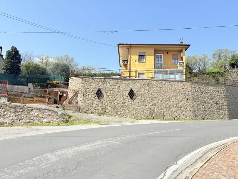 Se stai cercando un appartamento che unisca comfort e bellezza naturale, questo trilocale di 90 m...