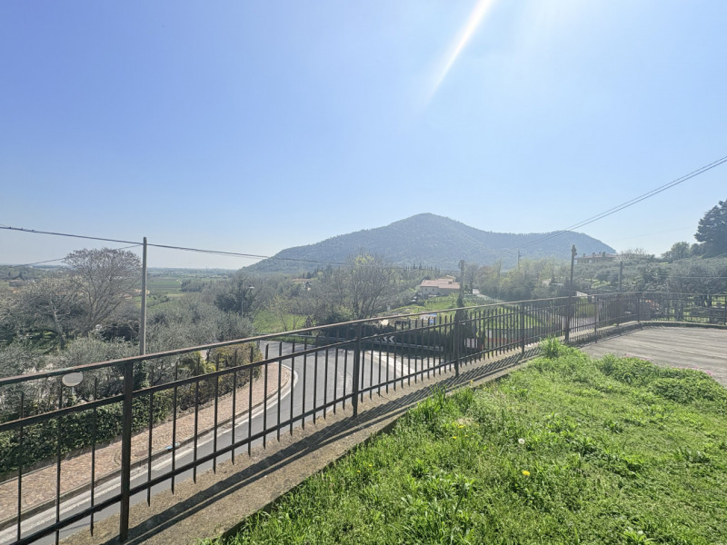 Se stai cercando un appartamento che unisca comfort e bellezza naturale, questo trilocale di 90 m...