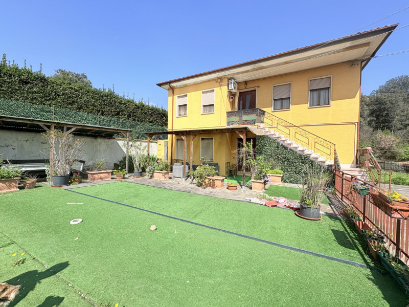 Se stai cercando un appartamento che unisca comfort e bellezza naturale, questo trilocale di 90 m...
