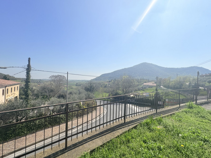 Se stai cercando un appartamento che unisca comfort e bellezza naturale, questo trilocale di 90 m...