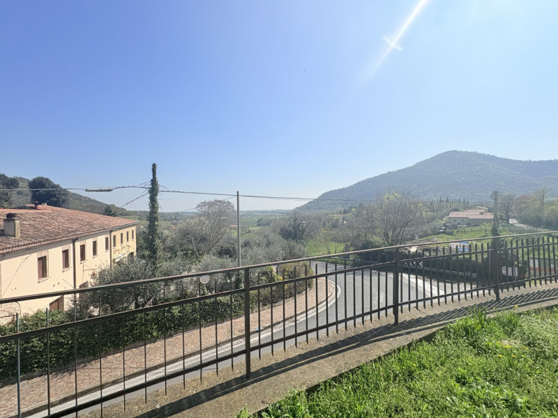 Se stai cercando un appartamento che unisca comfort e bellezza naturale, questo trilocale di 90 m...