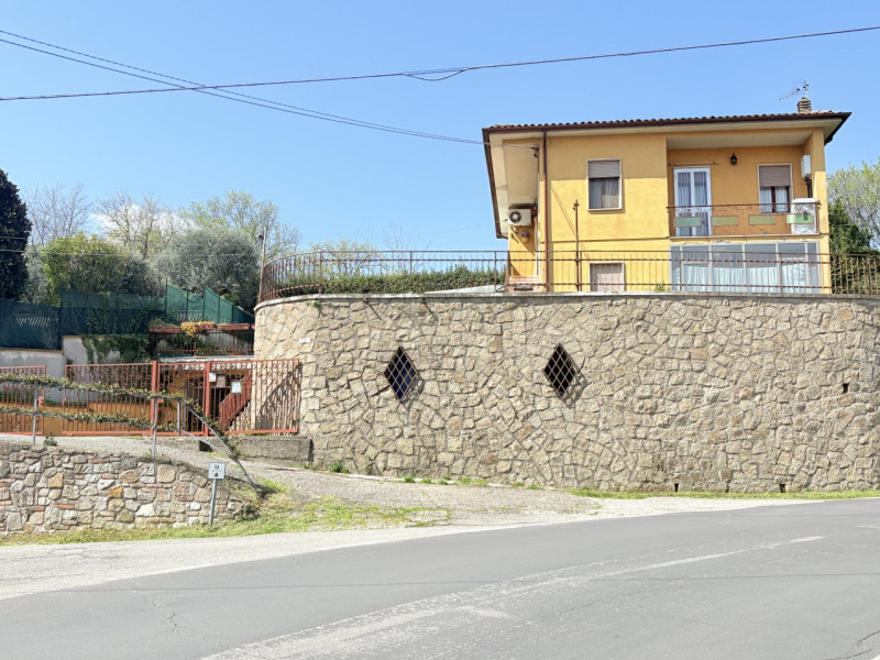 Se stai cercando un appartamento che unisca comfort e bellezza naturale, questo trilocale di 90 m...