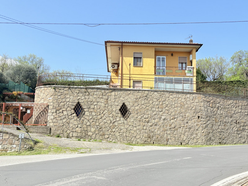 Se stai cercando un appartamento che unisca comfort e bellezza naturale, questo trilocale di 90 m...