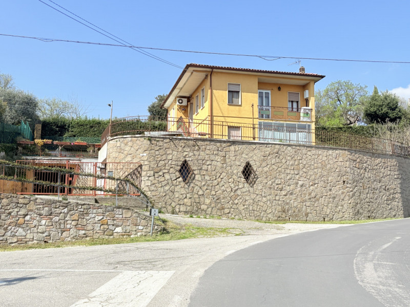 Se stai cercando un appartamento che unisca comfort e bellezza naturale, questo trilocale di 90 m...