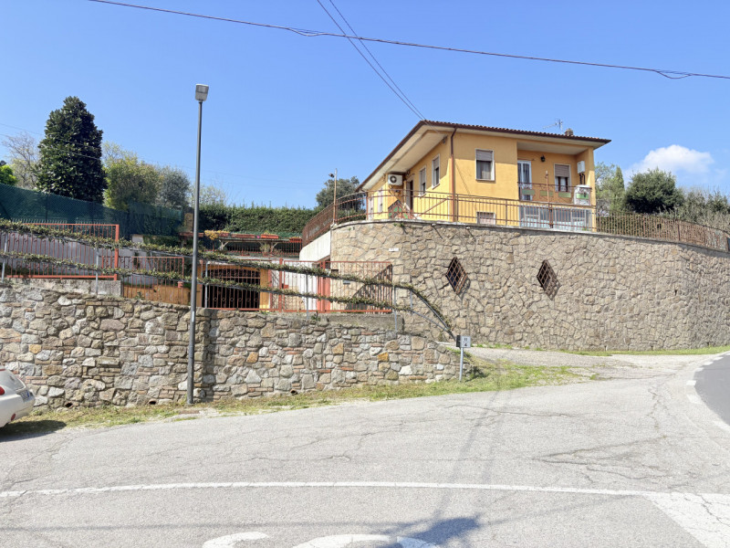 Se stai cercando un appartamento che unisca comfort e bellezza naturale, questo trilocale di 90 m...