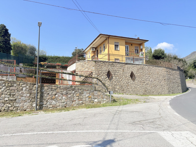 Se stai cercando un appartamento che unisca comfort e bellezza naturale, questo trilocale di 90 m...