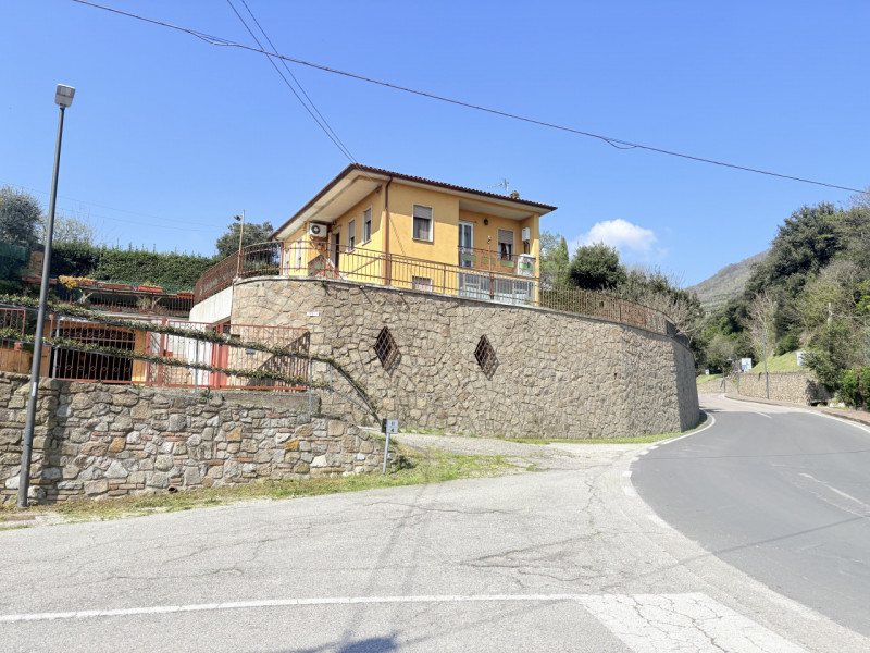 Se stai cercando un appartamento che unisca comfort e bellezza naturale, questo trilocale di 90 m...