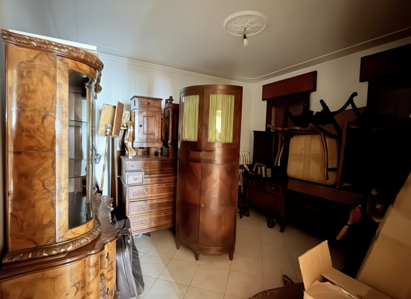 Se stai cercando un appartamento che unisca comfort e bellezza naturale, questo trilocale di 90 m...