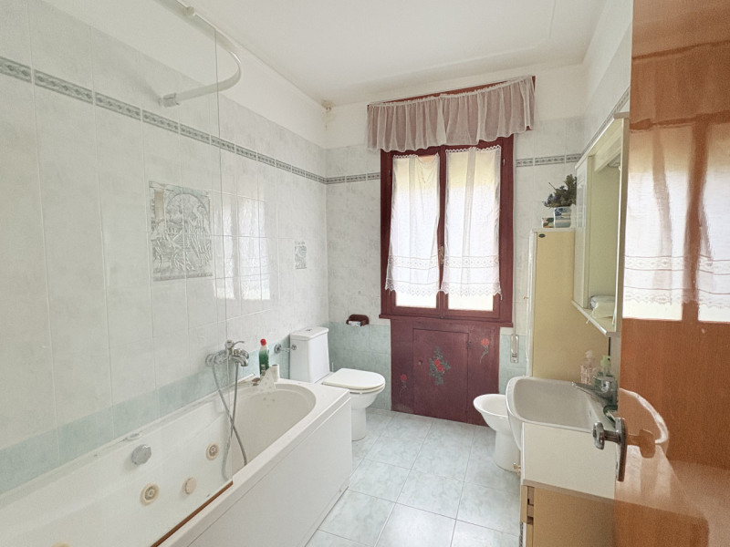 Se stai cercando un appartamento che unisca comfort e bellezza naturale, questo trilocale di 90 m...