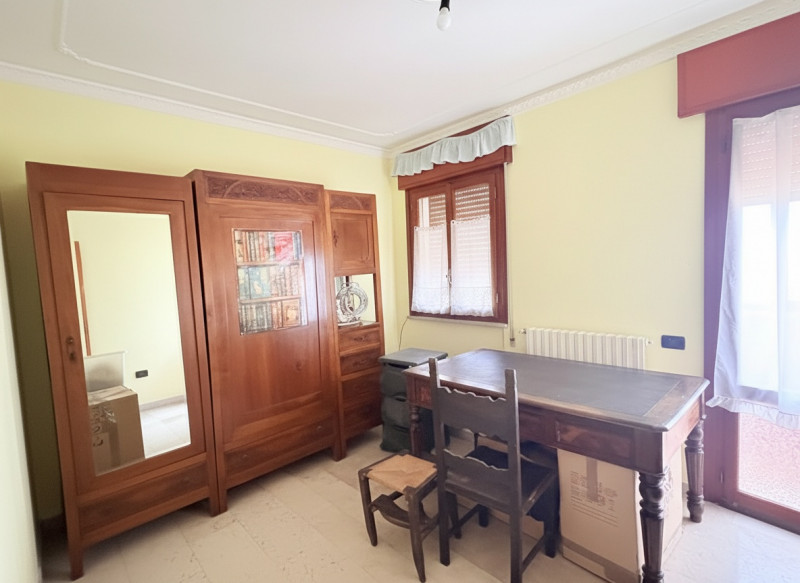 Se stai cercando un appartamento che unisca comfort e bellezza naturale, questo trilocale di 90 m...