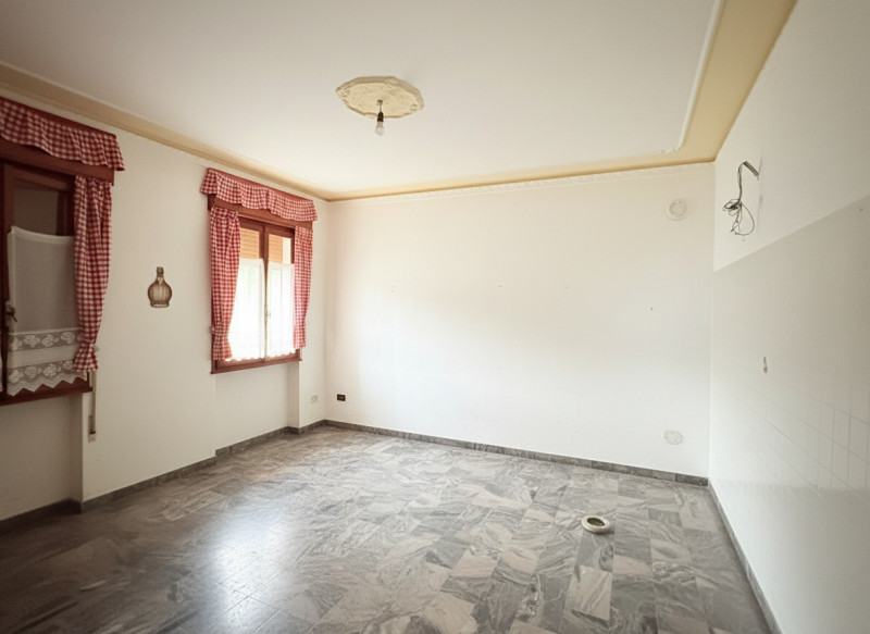 Se stai cercando un appartamento che unisca comfort e bellezza naturale, questo trilocale di 90 m...