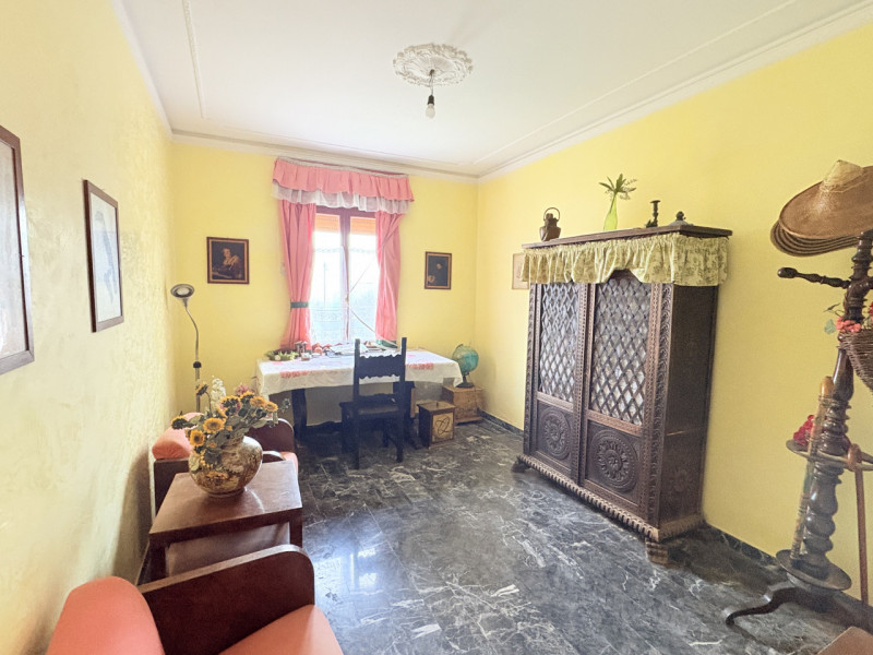 Se stai cercando un appartamento che unisca comfort e bellezza naturale, questo trilocale di 90 m...