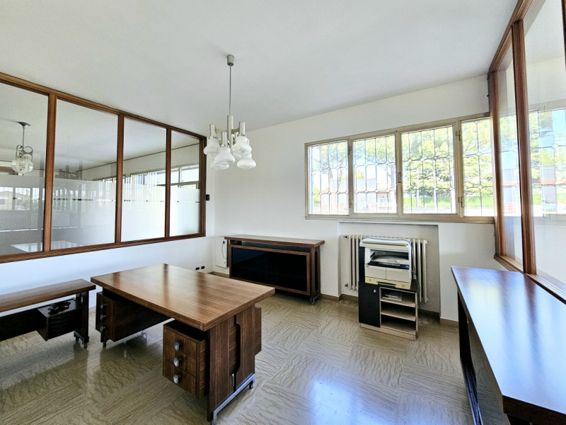 In vendita a Este, località Deserto, proponiamo ampio capannone artigianale situato in una strate...