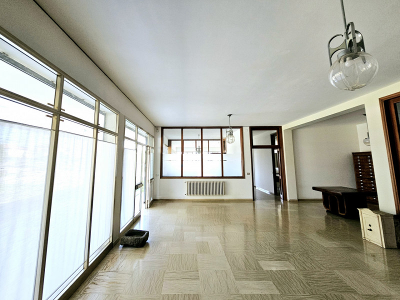 In vendita a Este, località Deserto, proponiamo ampio capannone artigianale situato in una strate...