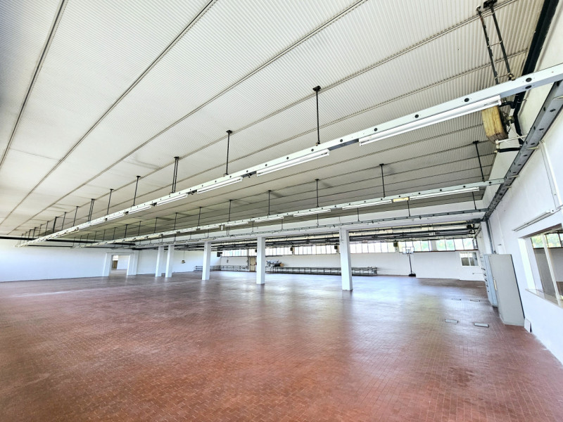 In vendita a Este, località Deserto, proponiamo ampio capannone artigianale situato in una strate...