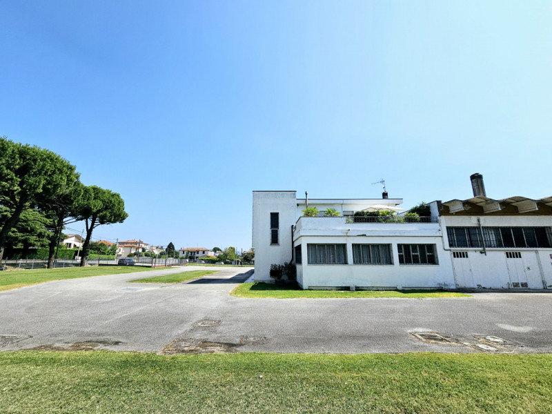 In vendita a Este, località Deserto, proponiamo ampio capannone artigianale situato in una strate...