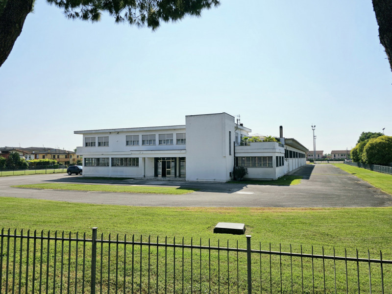 In vendita a Este, località Deserto, proponiamo ampio capannone artigianale situato in una strate...