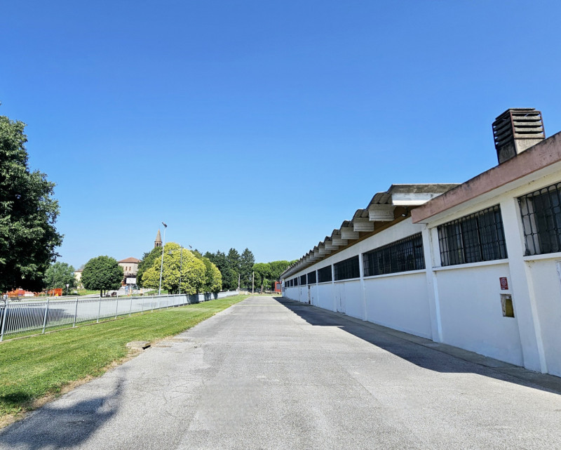 In vendita a Este, località Deserto, proponiamo ampio capannone artigianale situato in una strate...