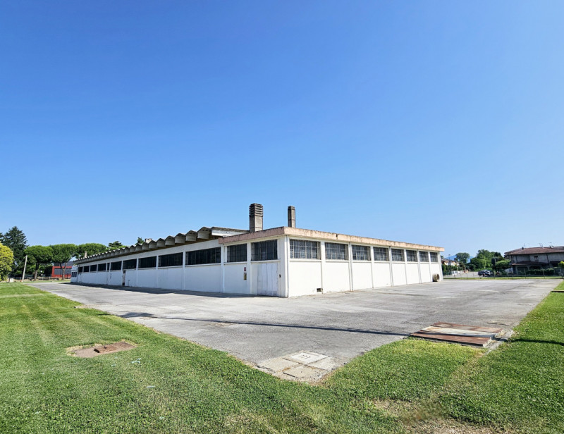 In vendita a Este, località Deserto, proponiamo ampio capannone artigianale situato in una strate...