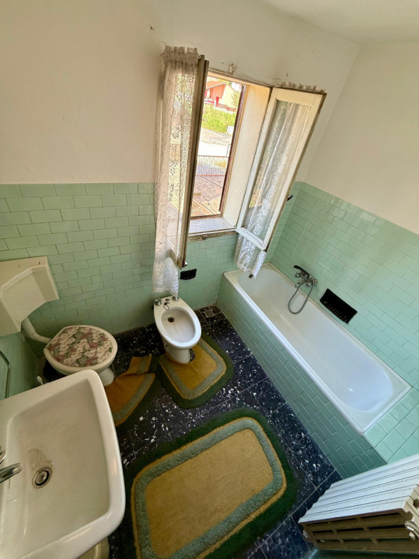 COMPOSIZIONE:
Villetta a schiera centrale, al piano terra si sviluppa la cucina con sala da pranz...