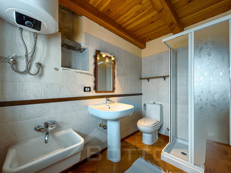 Independent house for sale in Arola, with lake view
