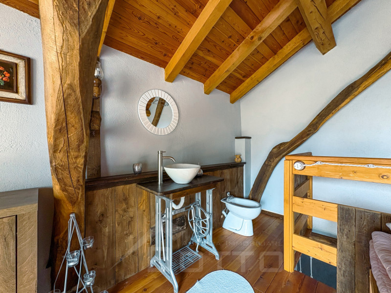 Independent house for sale in Arola, with lake view