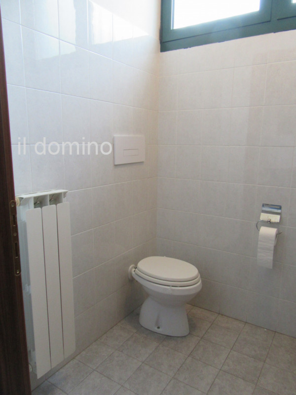 Negozio - Ufficio in centro a Legnaro, posizione visibile e comoda a tutti i servizi del centro d...