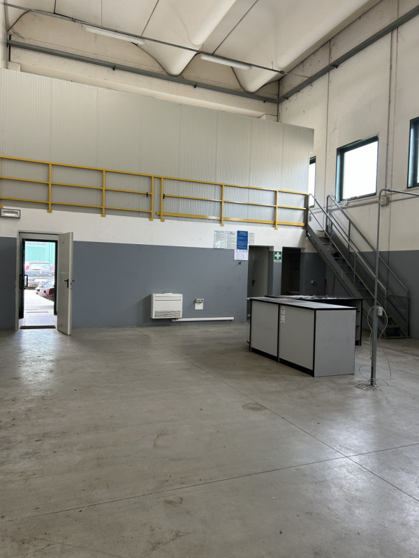 Il capannone presenta uno spazio versatile, ideale sia per lo stoccaggio merci che per l’allestim...
