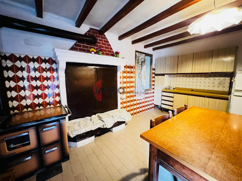 Metro Immobiliare propone in esclusiva un’interessante soluzione abitativa da ristrutturare, prec...