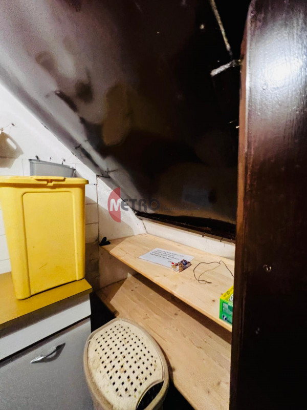 Metro Immobiliare propone in esclusiva un’interessante soluzione abitativa da ristrutturare, prec...