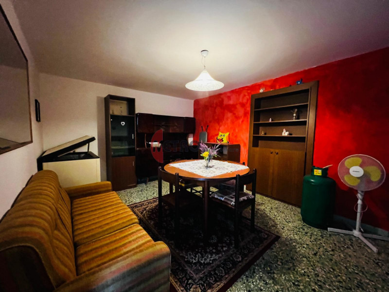 Metro Immobiliare propone in esclusiva un’interessante soluzione abitativa da ristrutturare, prec...