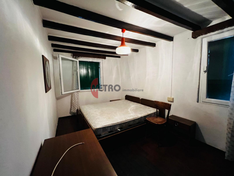 Metro Immobiliare propone in esclusiva un’interessante soluzione abitativa da ristrutturare, prec...